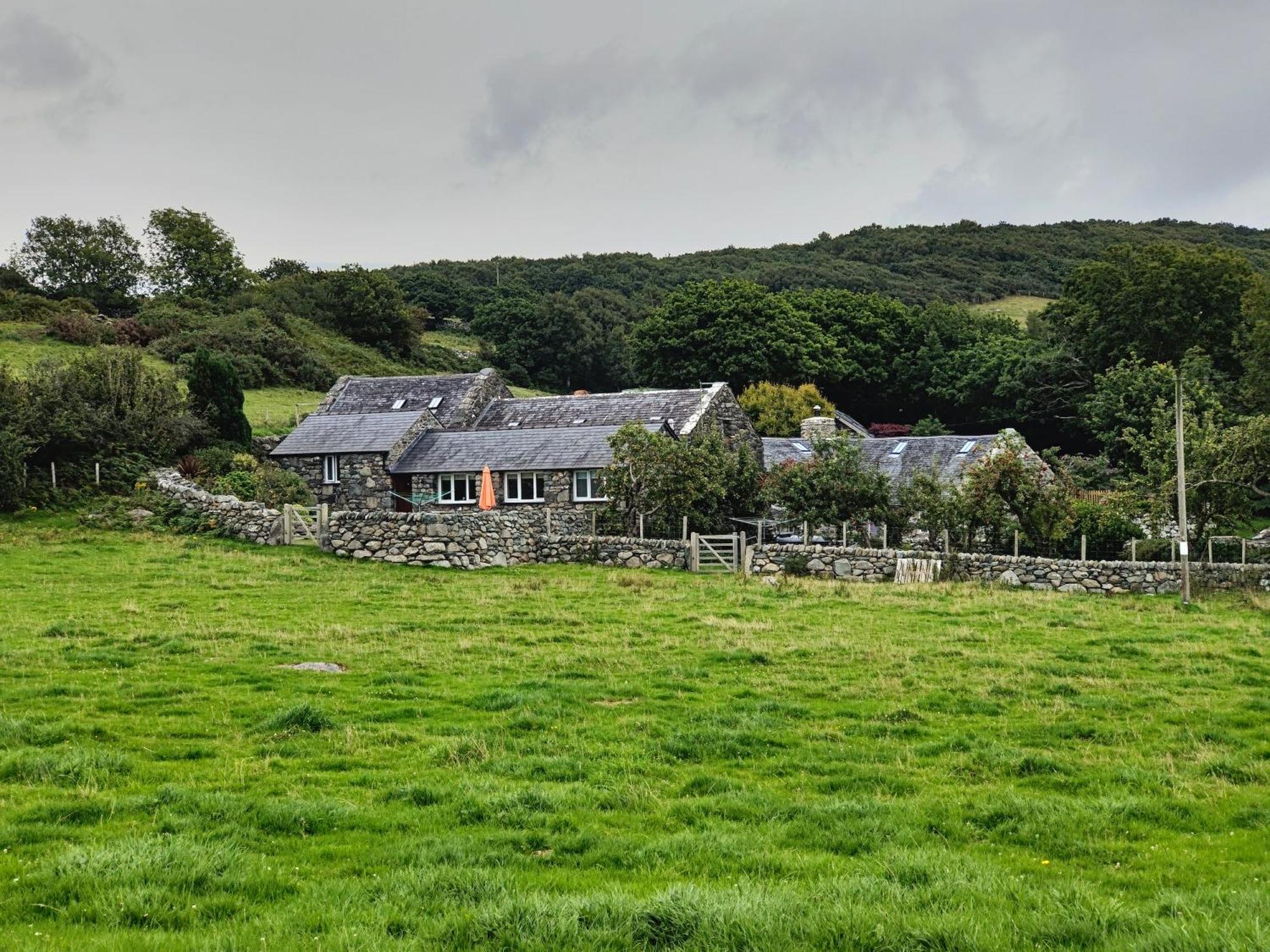 Апартаменты Ty Gwennol Near Gilfach Goch Лланбедр Экстерьер фото